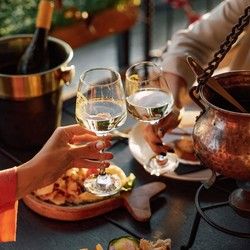 Riblji specijaliteti i vrhunska vina na reci