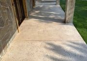 Stampani beton kao trotoar oko kuce