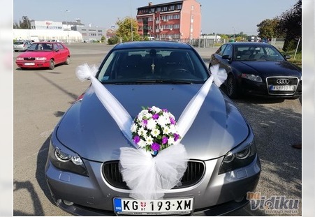 Cvetna dekoracija mladenačkog automobila