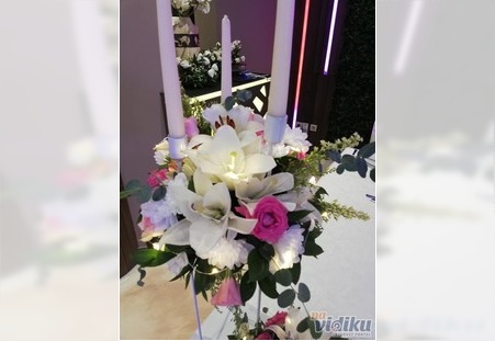 Cvetni aranžman za dekoraciju svadbenog stola