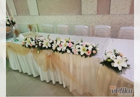 Kompletna dekoracija mladenačkog stola - cvetni aranžman sa svećnjacima