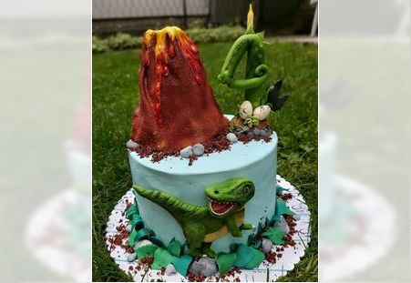 Dečija torta sa figuricama dinosaurusa i vulkanom