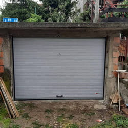 Garazna vrata sa ruckom