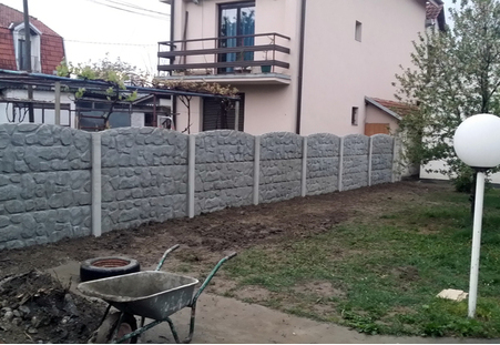 Ogradjivanje dvorista betonskom ogradom