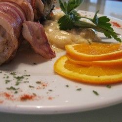 Piletina u slanini punjena pečurkama na njokama u krem sosu