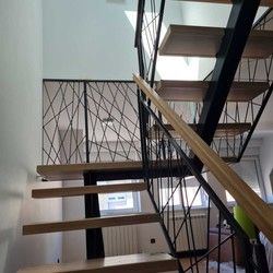 Kovane stepenice sa drvenim okvirima - Des Design
