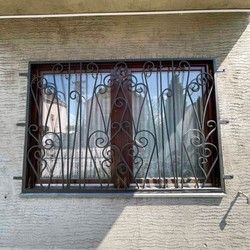 Sigurnosna resetka za dvokrilni prozor