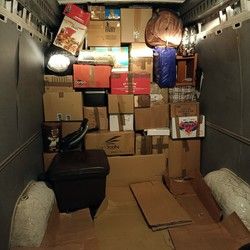 Selidbe stanova - precizno pakovanje stvari u kombiju