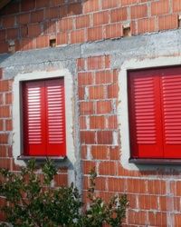 Metalni saloni za prozor u crvenoj boji