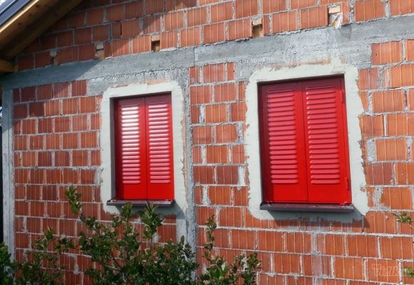 Metalni saloni za prozor u crvenoj boji