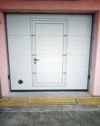 Pešačka vrata u garažnim vratima