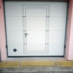 Pešačka vrata u garažnim vratima