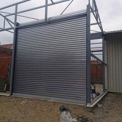 Metalna konstrukcija sa garaznim vratima