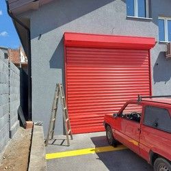 Crvena plastificirana garazna vrata