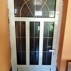 Alu vrata sa dekorativnim lajsnama Vrsac