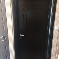 Crna sobna vrata