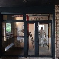 Ugradnja aluminijumskih vrata na ulaze