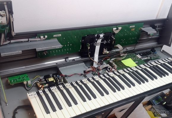 Popravka elektronike na klavijaturi