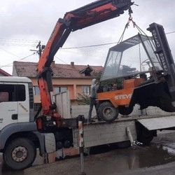 Kamion sa dizalicom za prevoz viljuskara