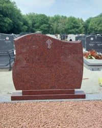 Nadgrobni spomenik od crvenog granita
