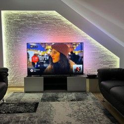 Dekorativni zid za TV sa rasvetom