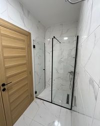 Staklena tus kabina za malo kupatilo