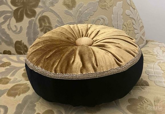 crno-zlatni-okrugli-turban-jastuk-29fc7c.jpg