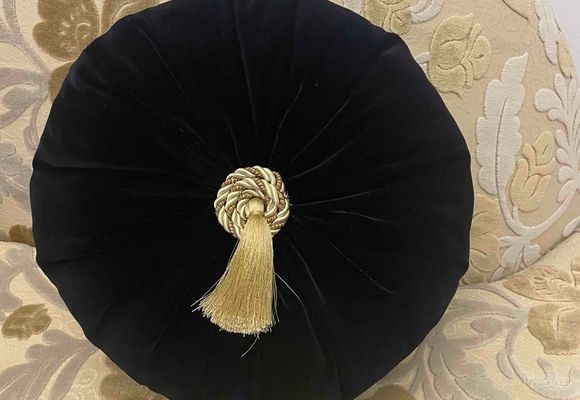 crno-zlatni-okrugli-turban-jastuk-29fc7c-88cc61bc-1.jpg