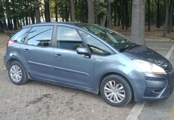 iznajmljivanje-lux-vozila-688610.jpg