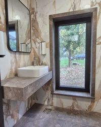 Polica za lavabo