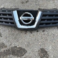 Nissan Qashqai maska sa znakom 2007-2010