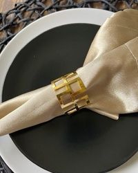 Zlatni metalni držač za salvete – geometrijski dizajn