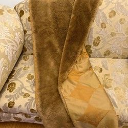 Prekrivac od vestackog krzna u braon boji