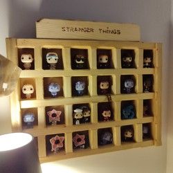 Drveni stalak za figurice i kolekcionarske figure