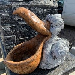 Rucno oslikana figura pelikan