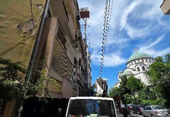 Kamion sa korpom angažovan za postavljanje gradjevinskog lifta Beograd, Vračar