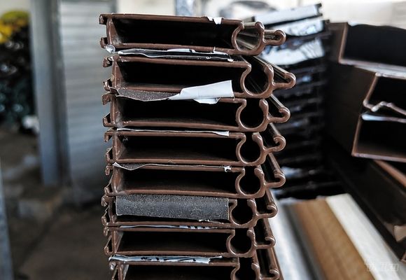 Završna jednokanalna lajsna za roletnu braon
