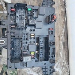 bodi-kontrol-modul-u-gepeku-opel-astra-j-karavan-2012-2a493a.jpg