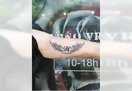 Tetoviranje slova, datuma i krila Novi Sad
