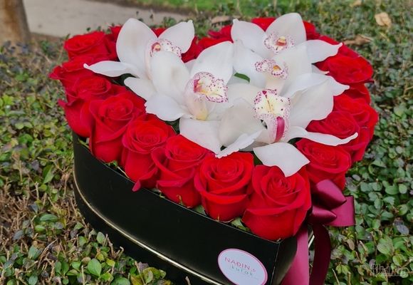 Srce sa ružama i orhidejama 