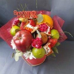 Aranžman od voća i slatkiša