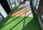 Uredjenje terase kombinacija parketa i vestacke trave