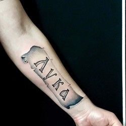 Tetoviranje na ruci IME I PISMO