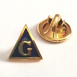 Značka sa masonskim simbolom – slovo G u trouglu