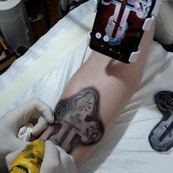 Tetoviranje KRSTA NA RUCI