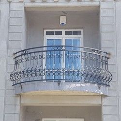 Polukruzna balkonska ograda od kovanog gvozdja
