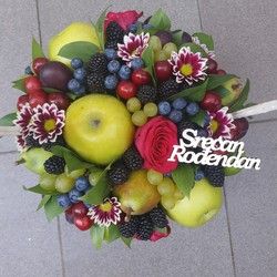 Korpa sa voćem i cvećem 