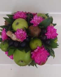 Aranžman sa voćem i cvećem 
