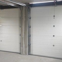 Garaža vrata sa plafoniskim motorom.