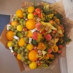 Buket od voća i cveća
